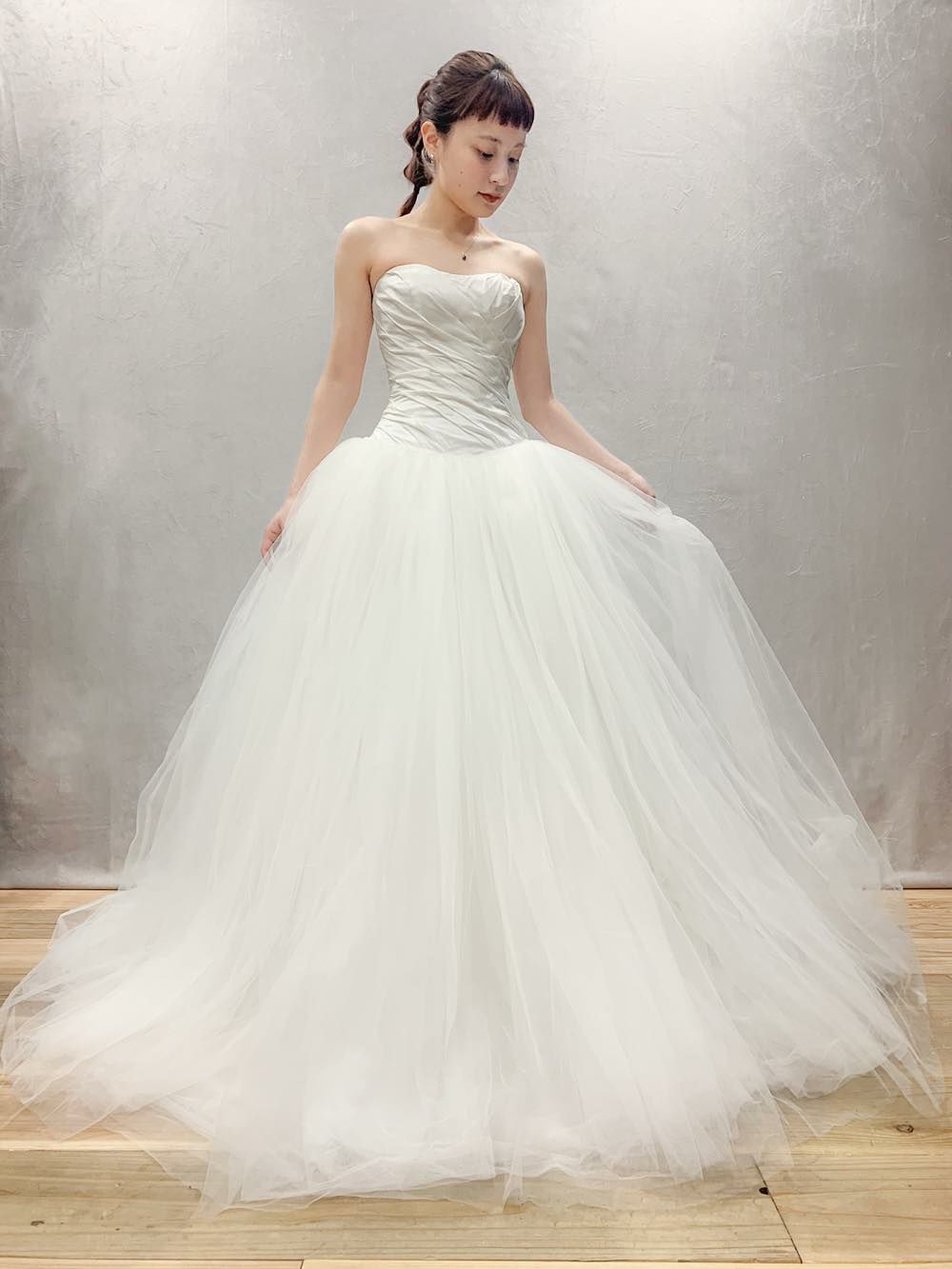 ウエディングドレスは一目惚れした 【 Vera Wang 】のFernanda🪽🤍 王道のプリンセスラインにツヤッとした質感が美しくて  チュールのボリュームがすっっごく綺麗🙂‍↕️🪽🪽 胸元のVで胸元が綺麗に見えるし＂気高いプリンセス👸🏼＂ って感じのドレス👗  ヘアスタイルは 